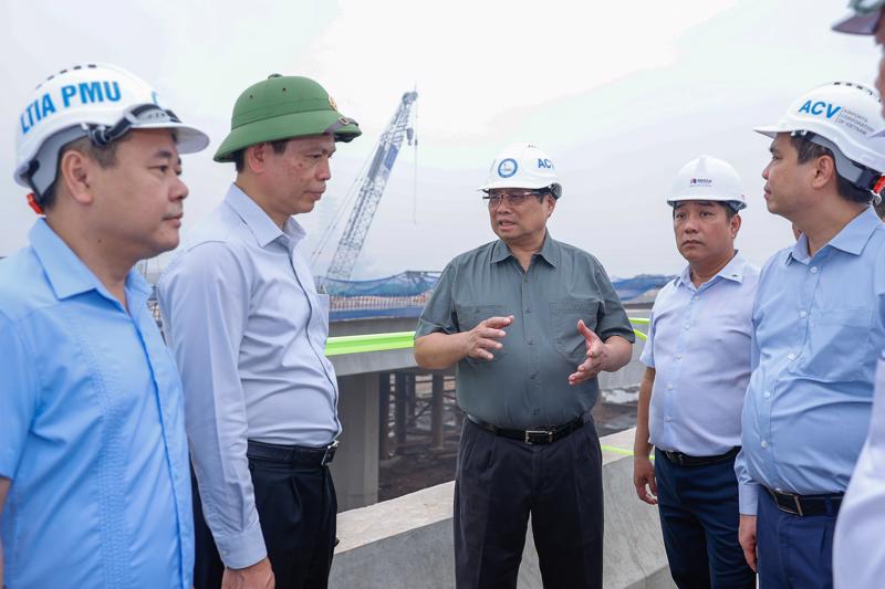 PM Pham Minh Chinh (C) inspects the Long Thanh Airport project on December 3.