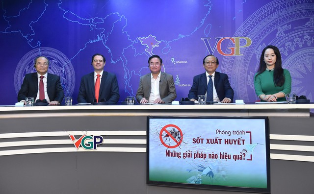 Các chuyên gia chia sẻ tại tọa đàm. Ảnh: VGP.