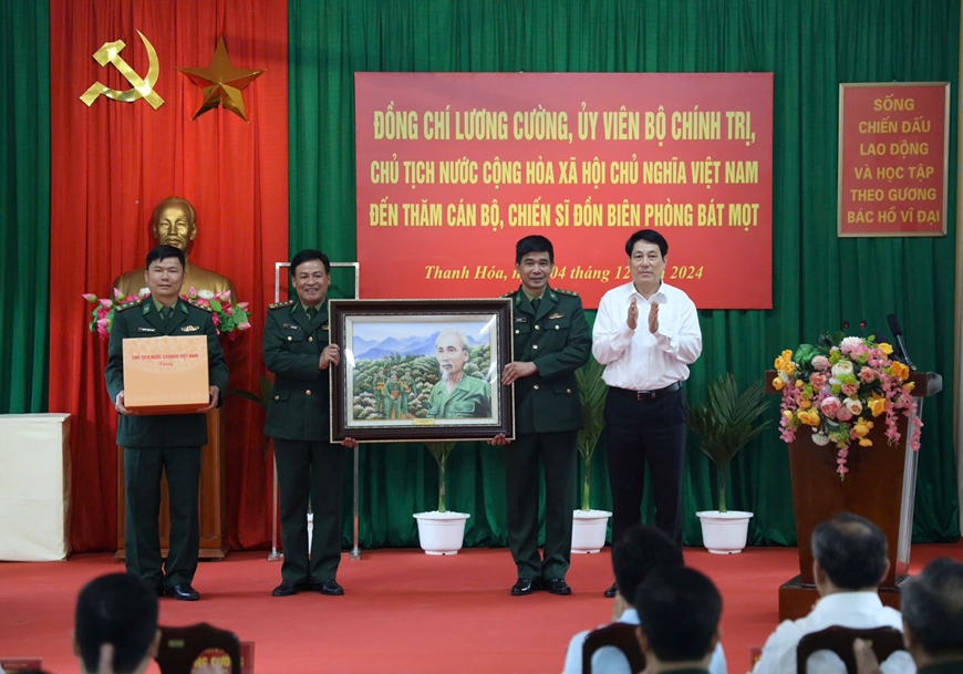 Chủ tịch nước Lương Cường tặng bức tranh v&agrave; qu&agrave; lưu niệm Đồn Bi&ecirc;n ph&ograve;ng B&aacute;t Mọt.