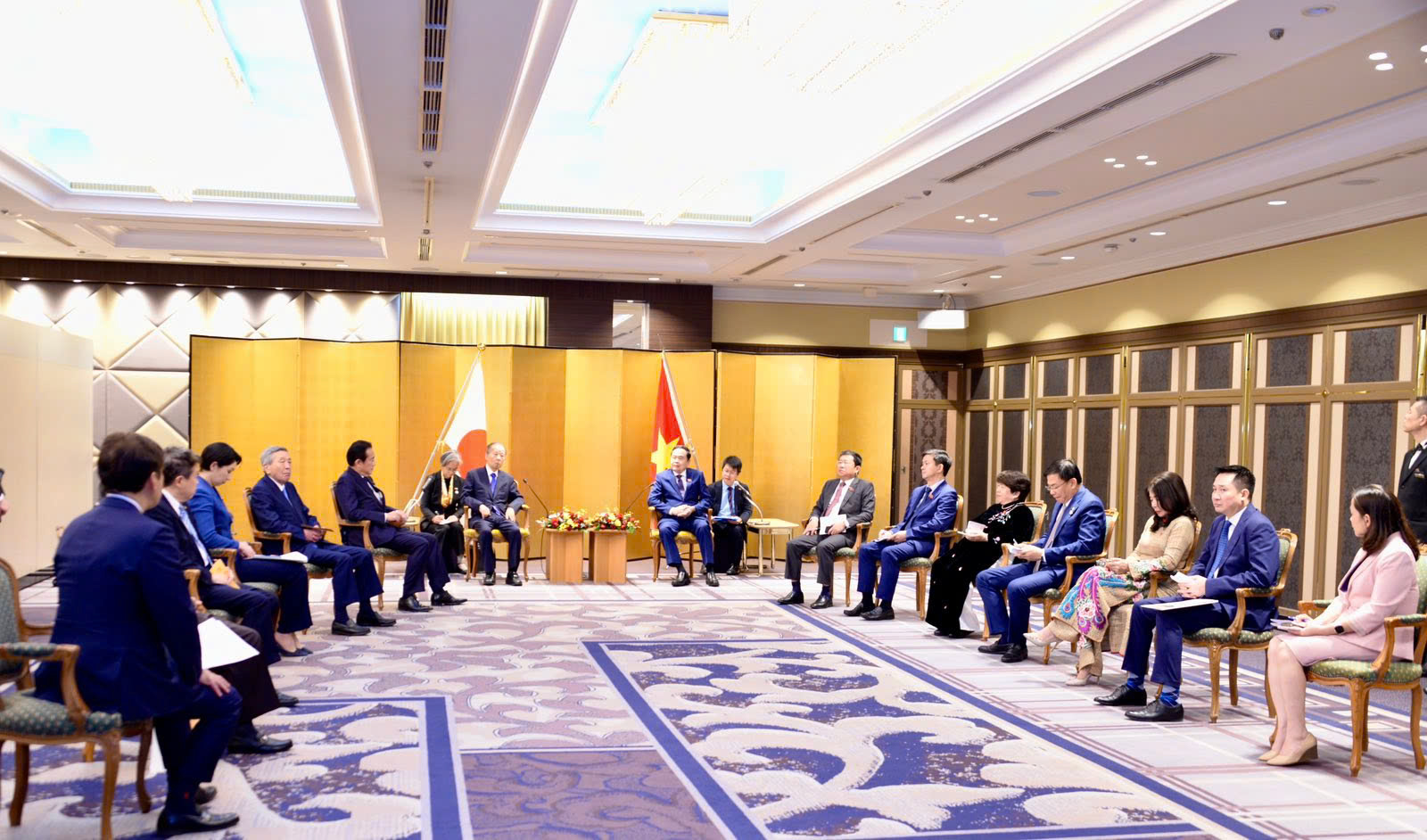 Chủ tịch Quốc hội Trần Thanh Mẫn v&agrave; Chủ tịch Li&ecirc;n minh Nghị sỹ hữu nghị Nhật-Việt Nikai Toshihiro cùng&nbsp;c&aacute;c đại biểu - Ảnh: TTXVN