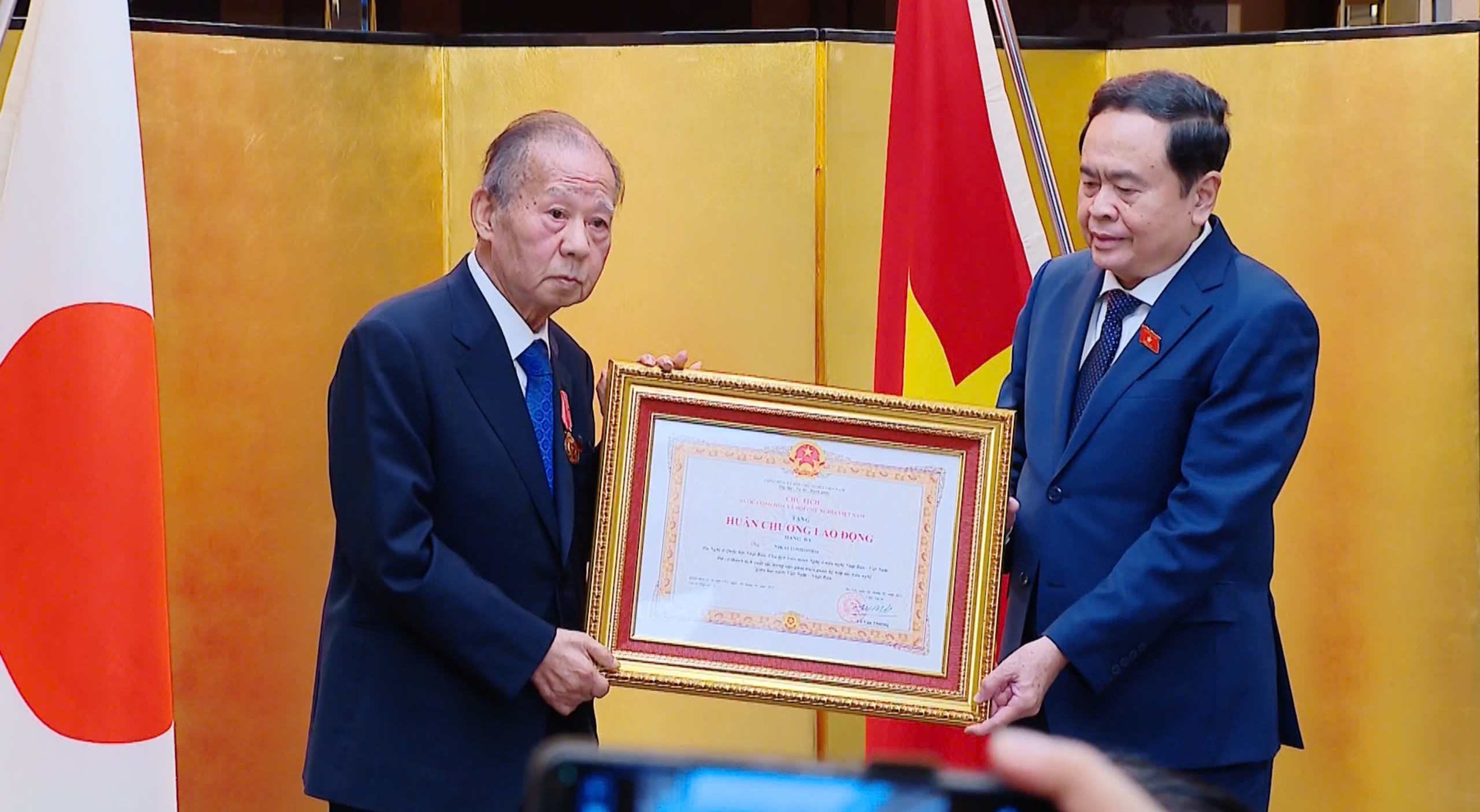 Chủ tịch Quốc hội Trần Thanh Mẫn trao Huân lao động hạng Ba của Chủ tịch nước tặng Chủ tịch Liên minh Nghị sĩ hữu nghị Nhật - Việt Nikai Toshihiro - Ảnh: TTXVN