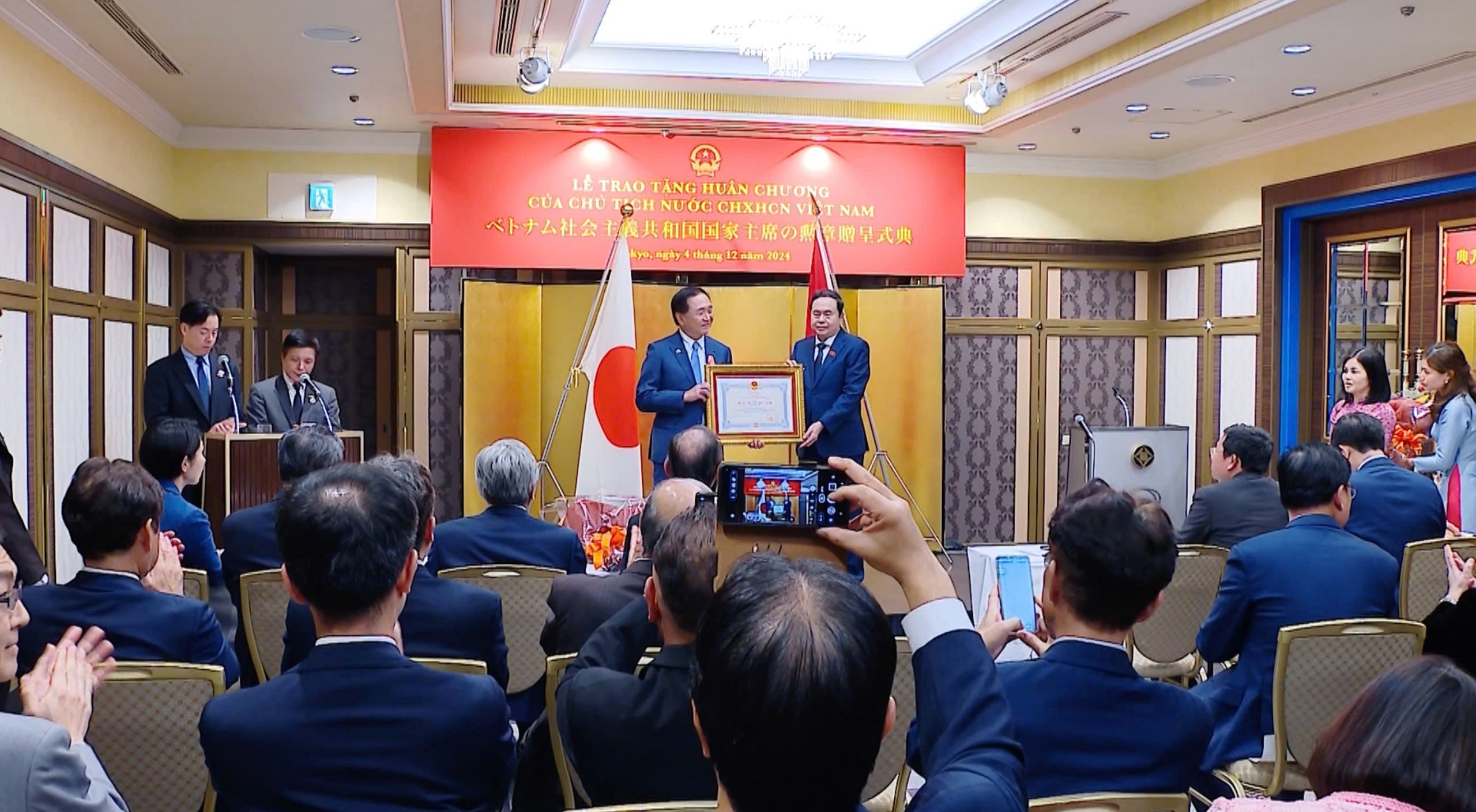 Chủ tịch Quốc hội Trần Thanh Mẫn trao tặng Thống đốc tỉnh&nbsp;Kanagawa Hu&acirc;n chương Hữu nghị - Ảnh: TTXVN