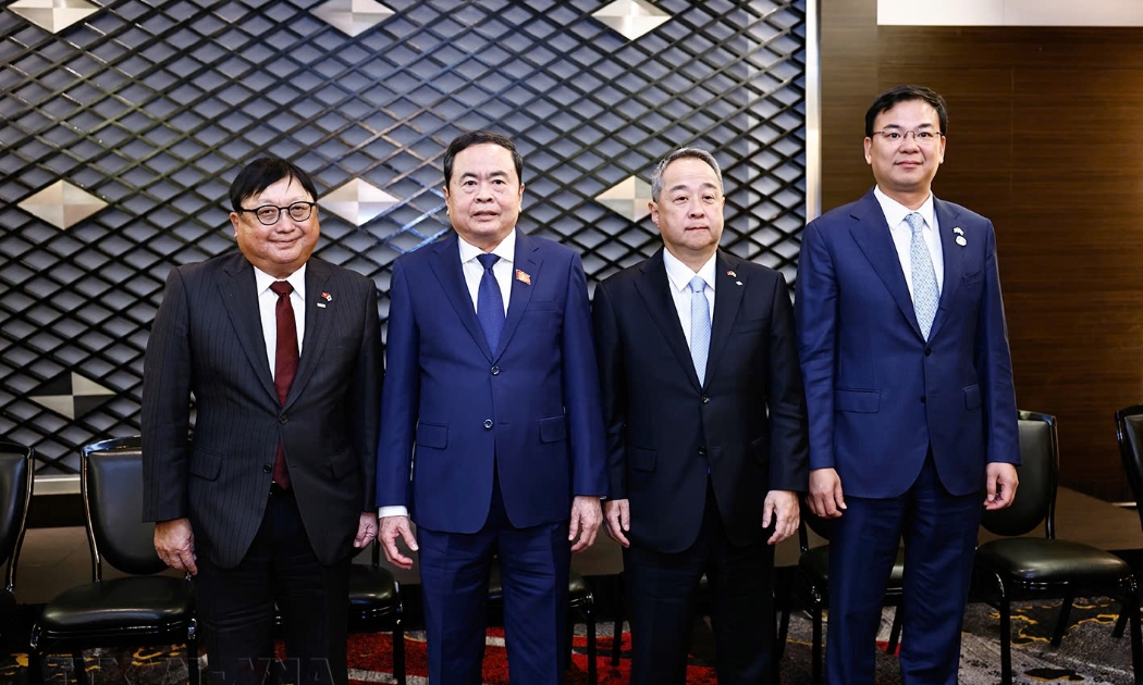 Chủ tịch Quốc hội Trần Thanh Mẫn chụp ảnh cùng lãnh đạo Liên đoàn các tổ chức kinh tế Nhật Bản - Ảnh: TTXVN