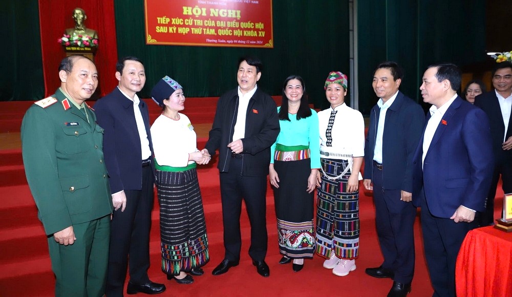 Chủ tịch nước Lương Cường với các lãnh đạo tỉnh Thanh Hoá và cử tri huyện Thường Xuân. Ảnh Minh Hiếu