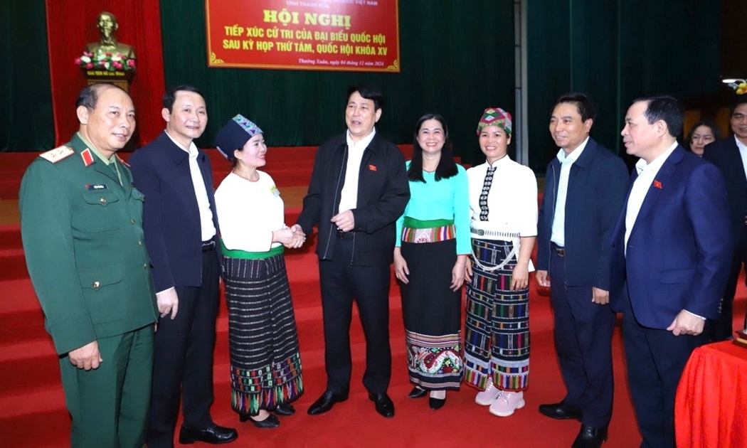 Chủ tịch nước Lương Cường với các lãnh đạo tỉnh Thanh Hoá và cử tri huyện Thường Xuân. Ảnh Minh Hiếu