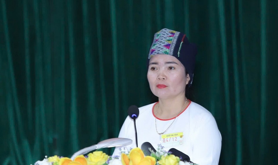 Cử tri xã Bát Mọt phát biểu tại buổi tiếp xúc.