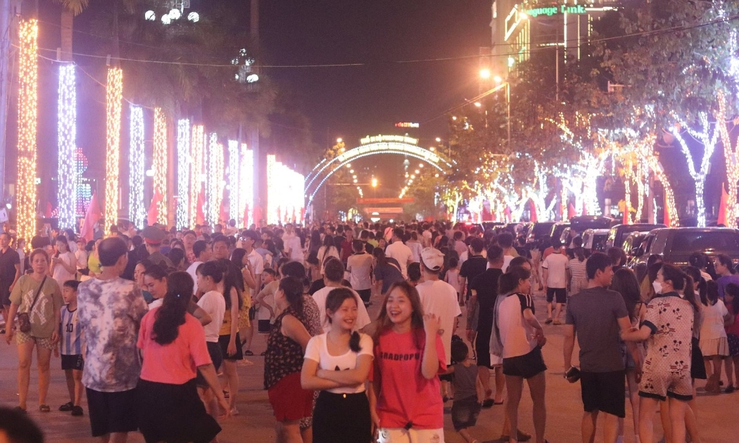 Tuyến phố đi bộ Phan Chu Trinh và Không gian văn hóa Quảng trường Lam Sơn tấp nập mỗi tối cuối tuần