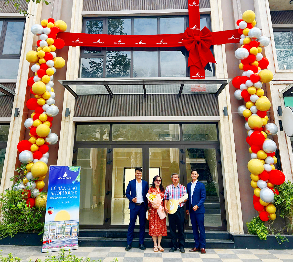 Đại diện chủ đầu tư b&agrave;n giao nh&agrave; đến những kh&aacute;ch h&agrave;ng đầu ti&ecirc;n tại ph&acirc;n khu Sapphire Parkview, dự &aacute;n Gem Sky World.