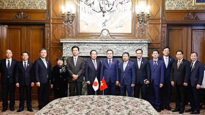 Chủ tịch Quốc hội Trần Thanh Mẫn và Chủ tịch Hạ viện Nhật Bản Nukaga Fukushiro với đại biểu - Ảnh: TTXVN
