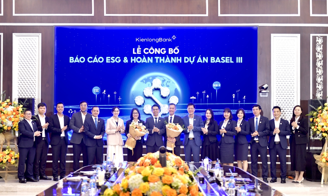 Ông Trần Ngọc Minh - Chủ tịch HĐQT KienlongBank và ông Trần Hồng Minh - Quyền Tổng giám đốc KienlongBank trao hoa cảm ơn và chúc mừng hai đối tác cùng Ban Dự án.