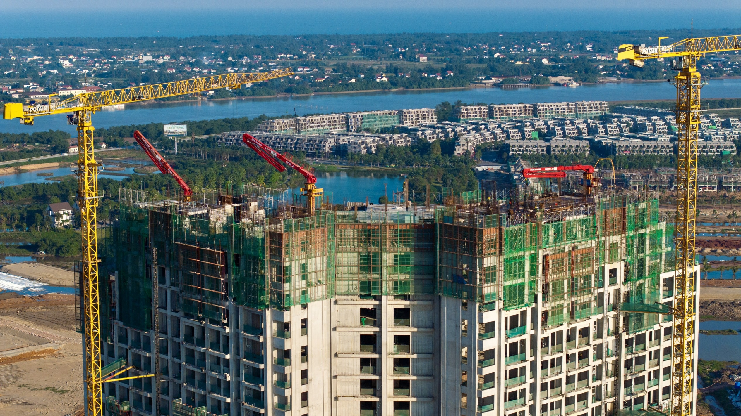 Dự án Central Park Residences đang băng băng về đích.