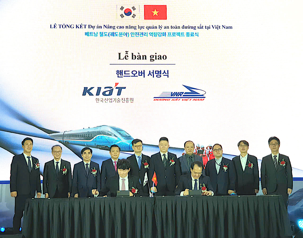 Đại diện Trung tâm Hợp tác quốc tế (Viện Phát triển Công nghệ Hàn Quốc) và lãnh đạo Tổng công ty Đường sắt Việt Nam ký biên bản bàn giao kết quả dự án.