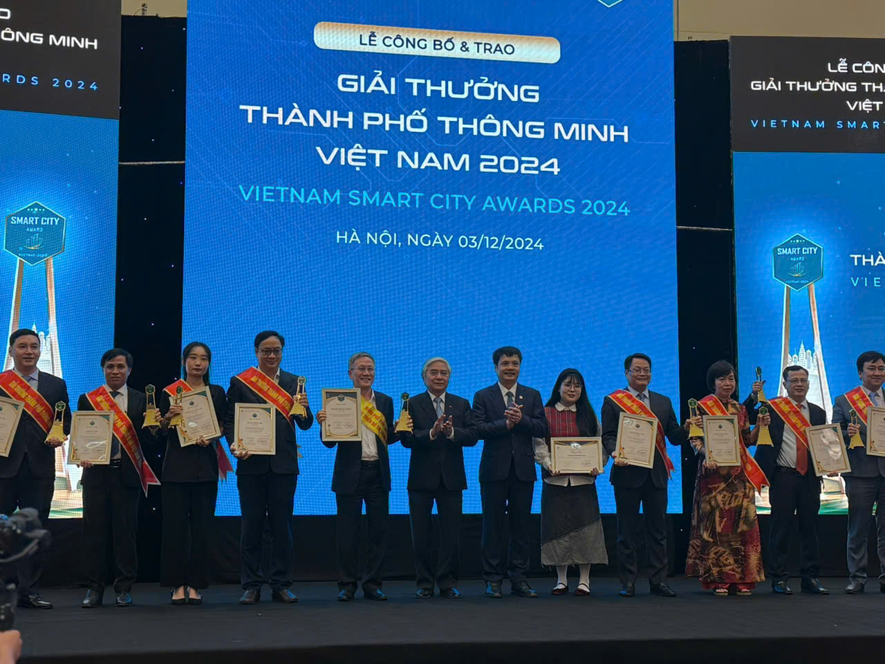 Nguyên Bộ trưởng Bộ KH&CN Nguyễn Quân và Chủ tịch VINASA Nguyễn Văn Khoa trao giải cho đại diện các địa phương giành giải 'Thành phố thông minh Việt Nam 2024