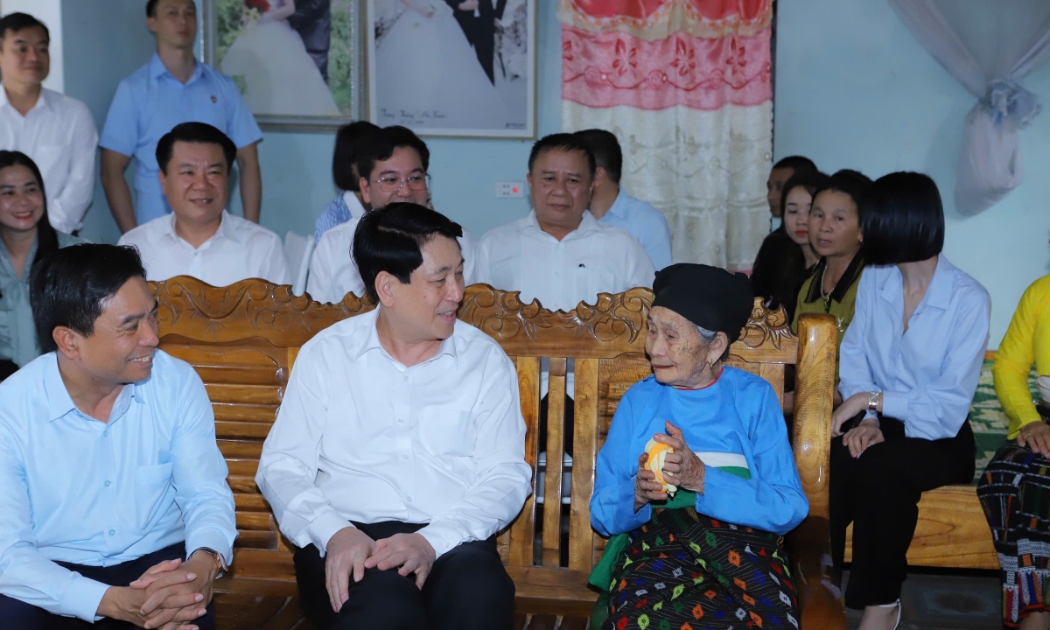 Chủ tịch nước Lương Cường thăm hỏi sức khỏe Mẹ Việt Nam Anh hùng Lang Thị Phong ở thôn Trung Thành, xã Lương Sơn