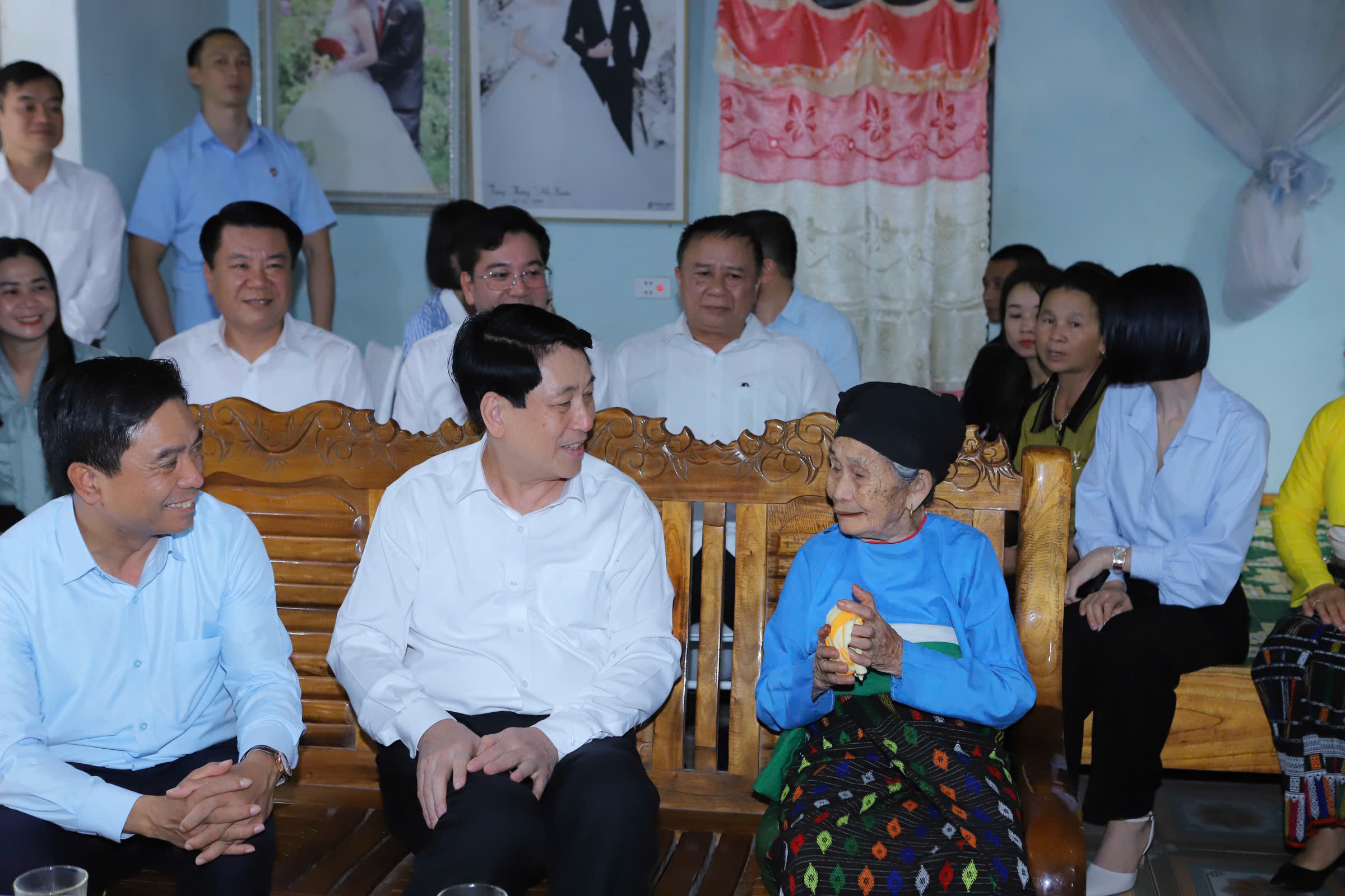 Chủ tịch nước Lương Cường thăm hỏi sức khỏe Mẹ Việt Nam Anh hùng Lang Thị Phong ở thôn Trung Thành, xã Lương Sơn