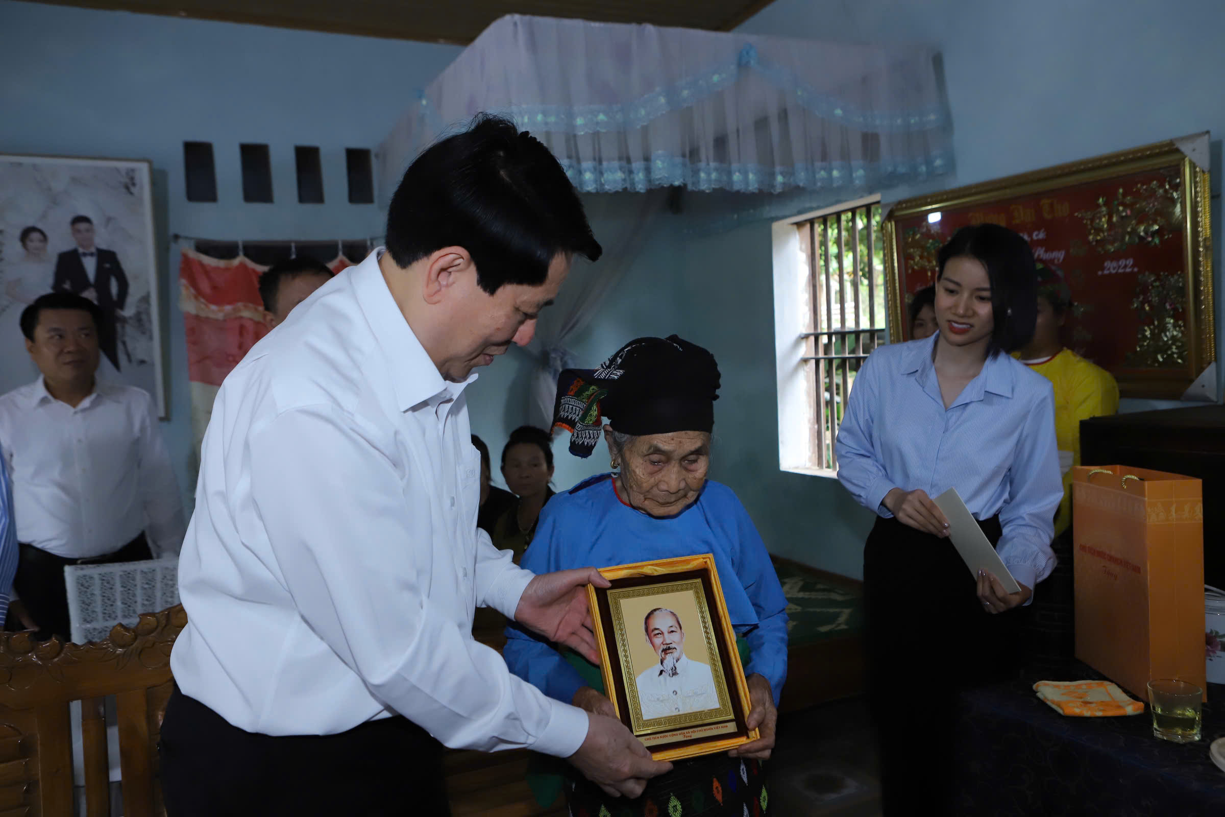 Chủ tịch nước Lương Cường tặng qu&agrave; Mẹ Việt Nam Anh h&ugrave;ng Lang Thị Phong