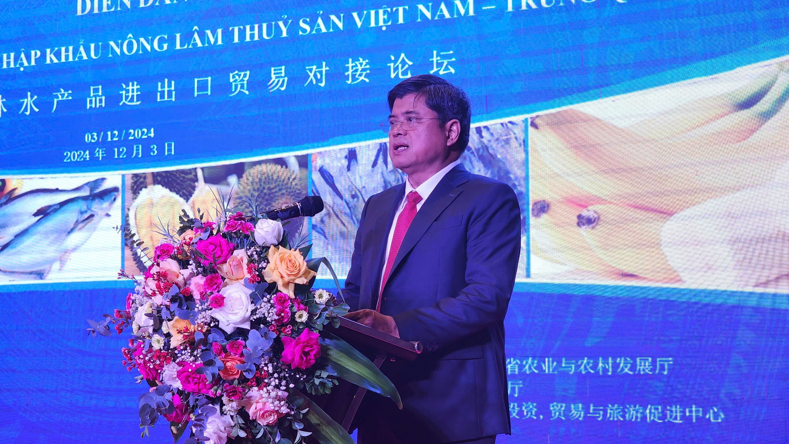 Deputy Minister of Agriculture and Rural development Tran Thanh Nam giving his remarks  at Vietnam-China Forum on agricultural, forestry, and fishery trade connectivity on December 3. (Photo: Viet An.)