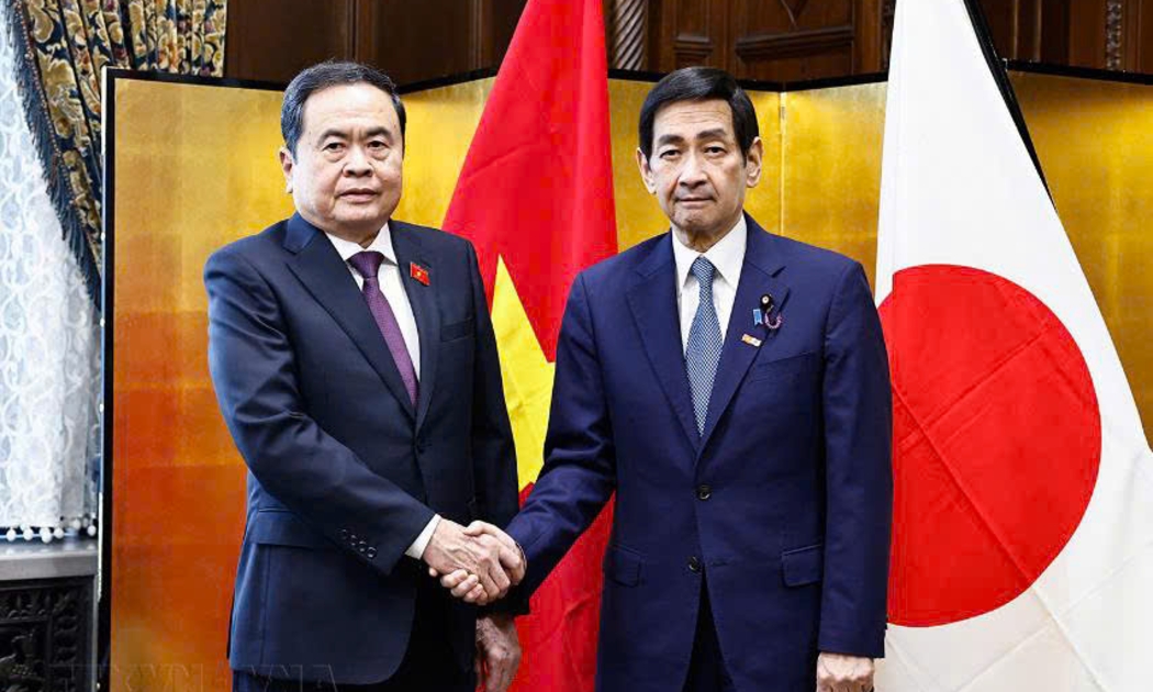 Chủ tịch Quốc hội Trần Thanh Mẫn và Chủ tịch Thượng viện Nhật Bản Sekiguchi Masakazu chụp ảnh chung - Ảnh: TTXVN