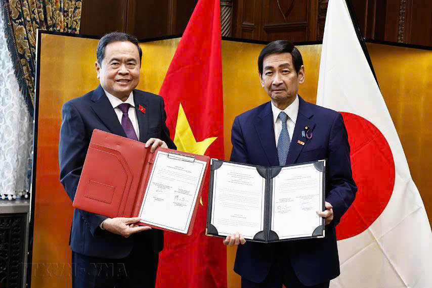 Chủ tịch Quốc hội Trần Thanh Mẫn v&agrave; Chủ tịch Thượng viện Nhật Bản Sekiguchi Masakazu trao đổi văn kiện hợp t&aacute;c - Ảnh: TTXVN