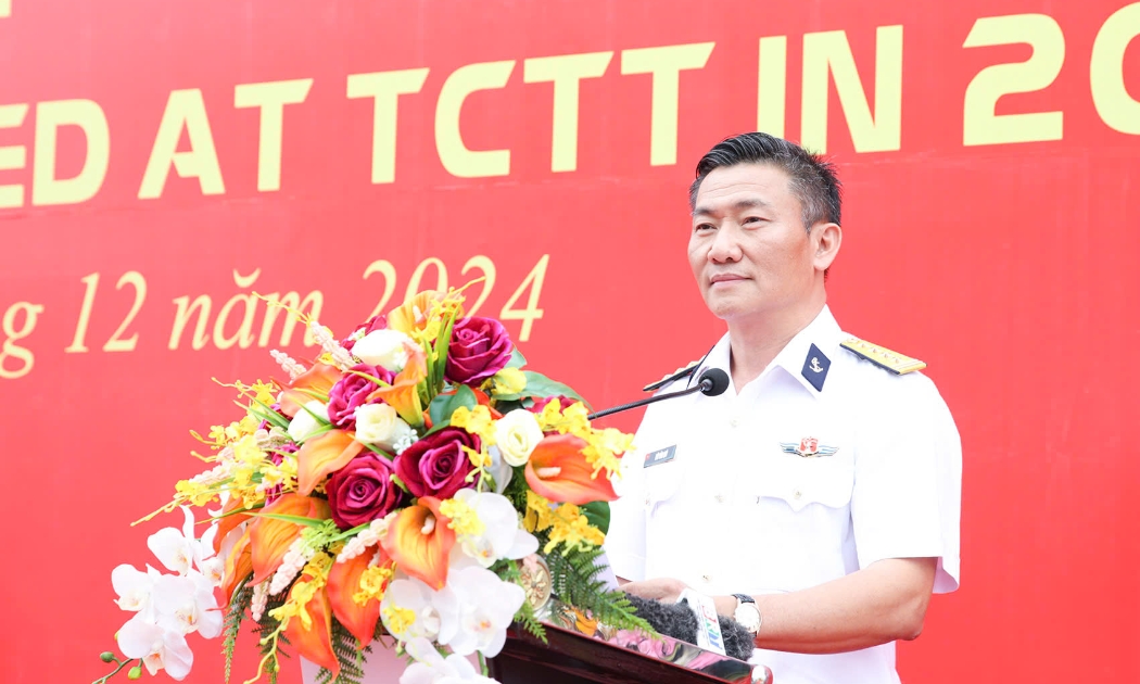 Đại tá Bùi Văn Quỳ phát biểu chúc mừng.