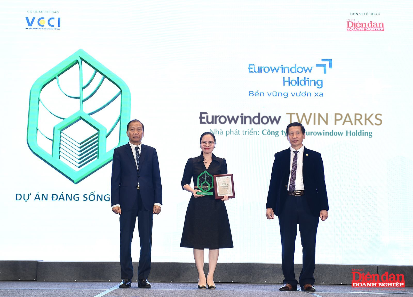 Bà Lại Ngọc Dung - Giám đốc Marketing và Truyền thông, đại diện Công ty Cổ phần Eurowindow Holding nhận kỷ niệm chương, chứng nhận KĐT Eurowindow Twin Parks là “Dự án đáng sống năm 2024”.