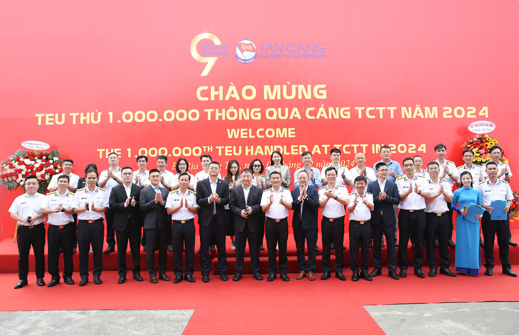 Đại biểu chụp hình lưu niệm tại buổi lễ.