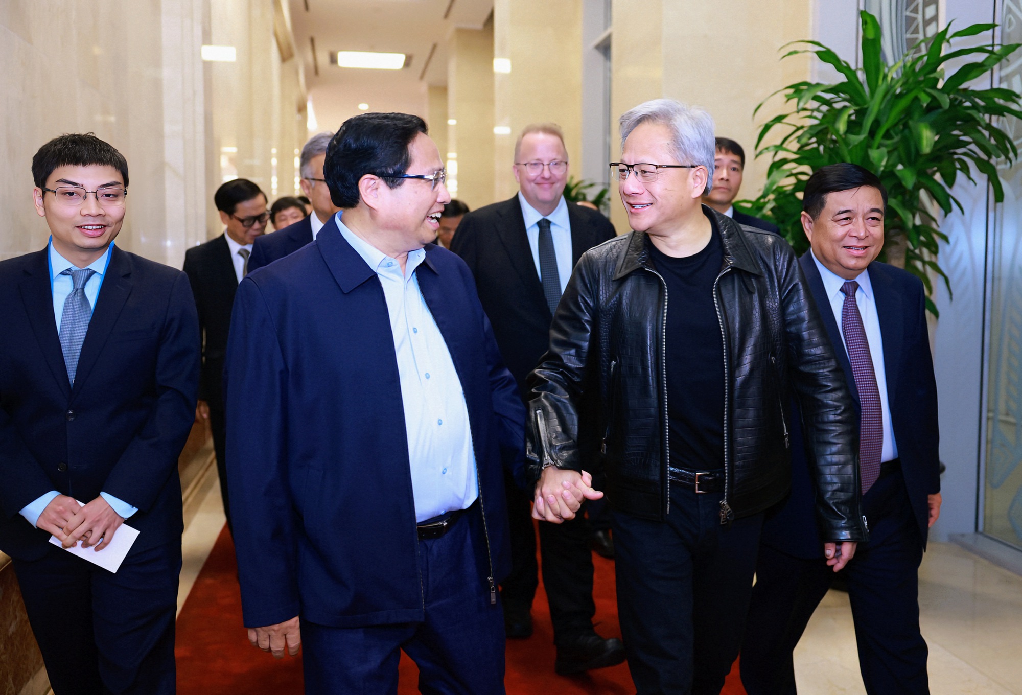Thủ tướng Phạm Minh Ch&iacute;nh trao đổi th&acirc;n mật với &ocirc;ng Jensen Huang, Chủ tịch Nvidia.