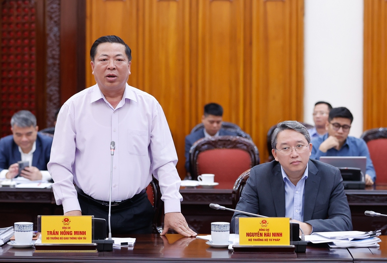 Bộ trưởng Bộ Giao thông vận tải Trần Hồng Minh phát biểu tại cuộc họp .Ảnh: VGP