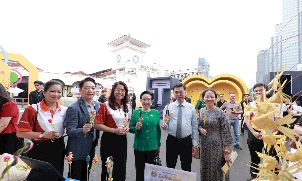 Phó Chủ tịch UBND TP.HCM Nguyễn Văn Dũng (thứ 2 từ phải sang) cùng các đại biểu tham quan khu vực tiểu đảo phía trước cổng chợ Bến Thành tại quận 1, TP.HCM.