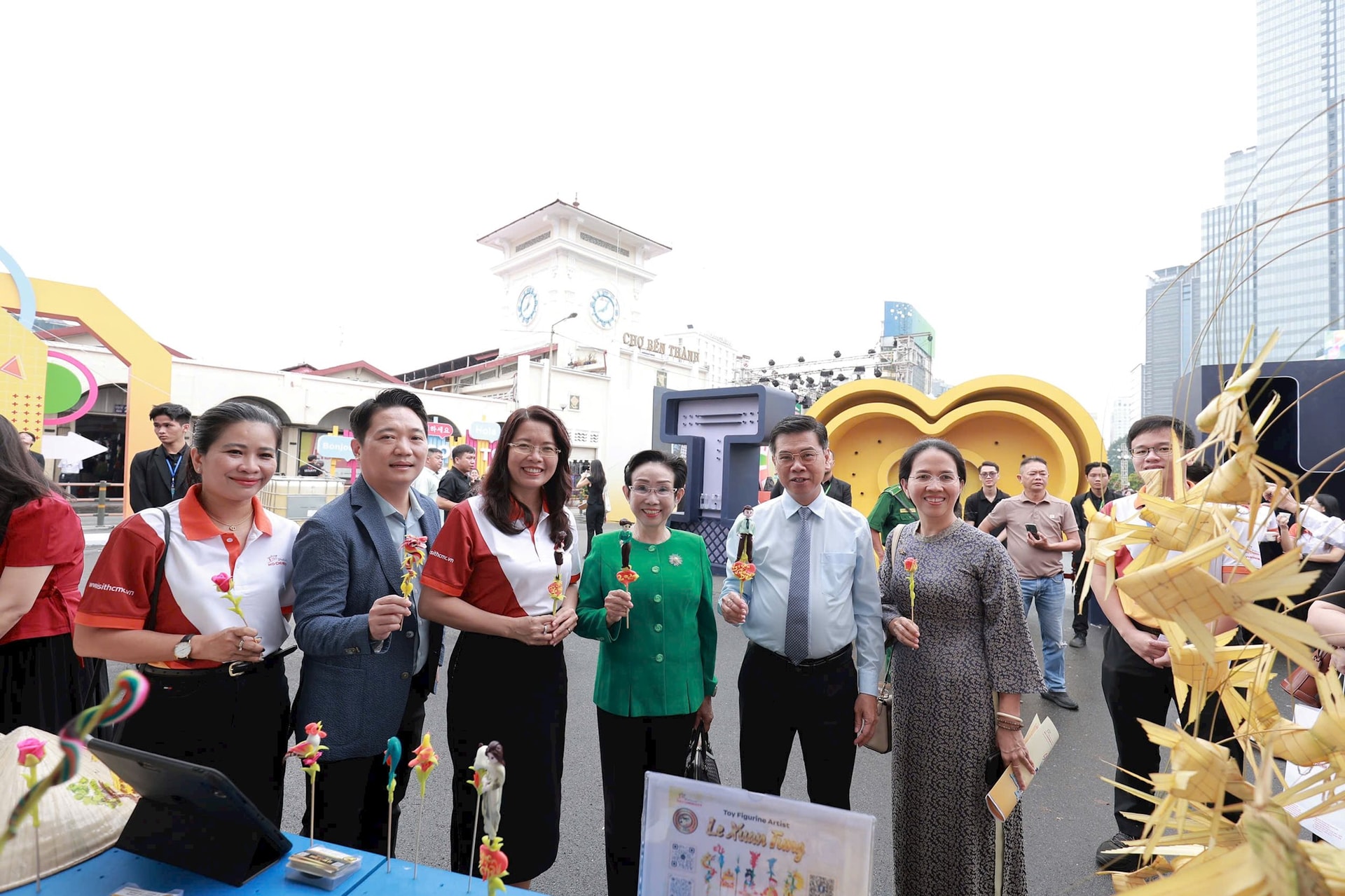 Phó Chủ tịch UBND TP.HCM Nguyễn Văn Dũng (thứ 2 từ phải sang) cùng các đại biểu tham quan khu vực tiểu đảo phía trước cổng chợ Bến Thành tại quận 1, TP.HCM.