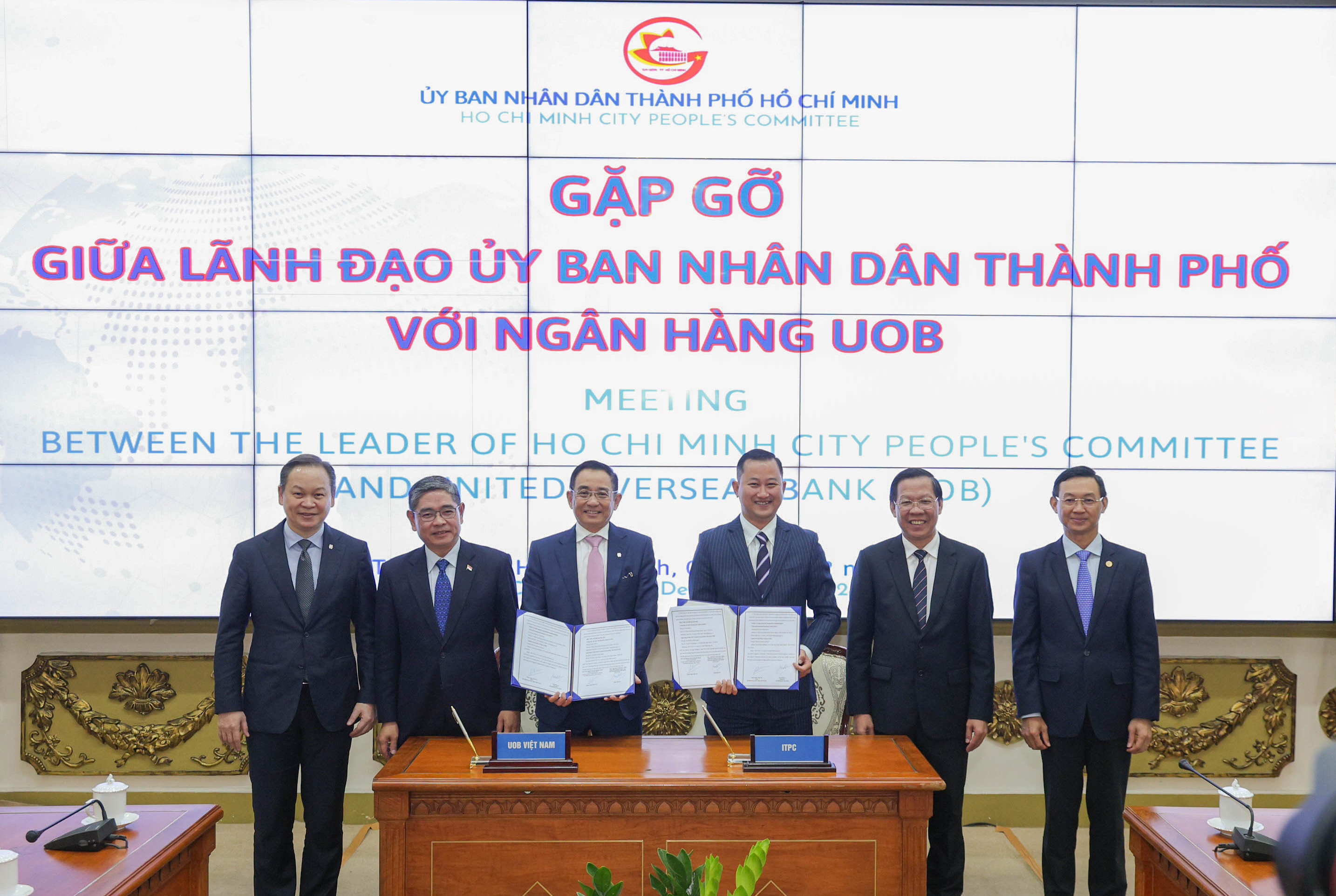 Từ trái sang phải: Ông Sam Cheong, Giám đốc Khối Tư vấn Đầu tư trực tiếp nước ngoài và Kết nối Đối tác, Ngân hàng UOB (Singapore); Ông Pang Te Cheng, Tổng Lãnh sự Singapore tại TP.HCM; Ông Victor Ngo, Tổng Giám đốc Ngân hàng UOB Việt Nam; Ông Trần Phú Lữ, Giám đốc ITPC; Ông Phan Văn Mãi, Chủ tịch Ủy ban nhân dân TP.HCM; Ông Trần Phước Anh, Giám đốc Sở Ngoại vụ TP.HCM.