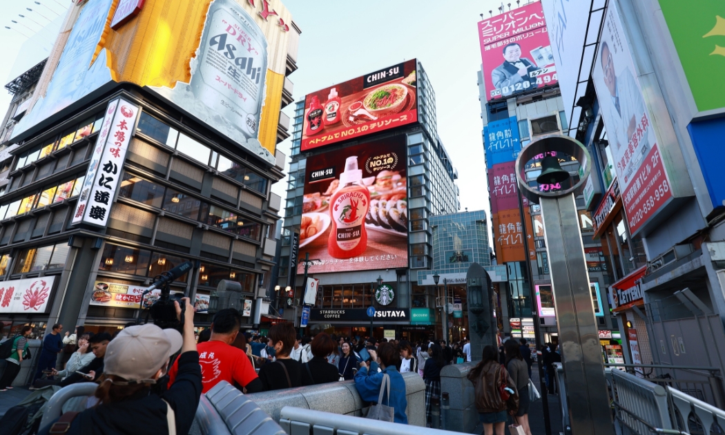 Tương ớt Chin-su xuất hiện hoành tráng tại khu phố ẩm thực sôi động Dotonbori, Osaka.