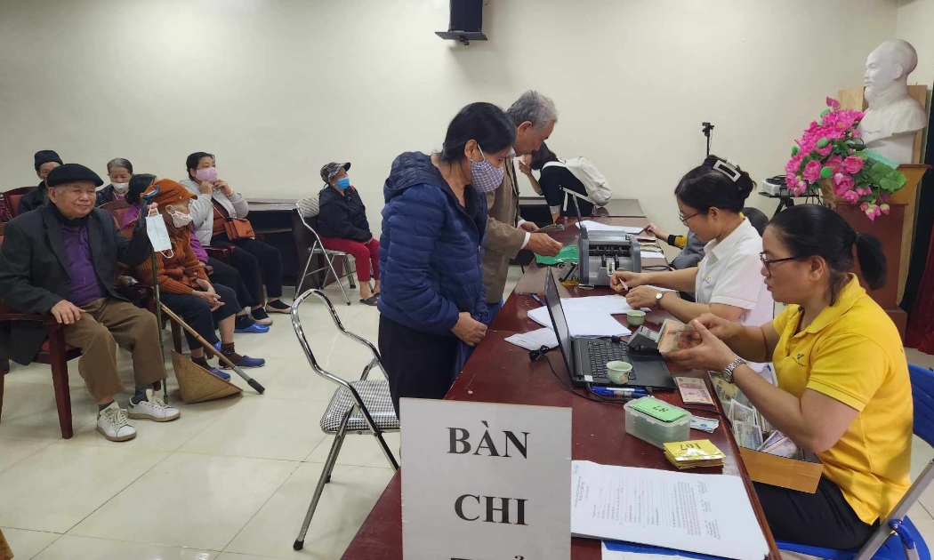 Chi trả lương hưu, trợ cấp cho người hưởng tại Hà Nội. Ảnh: Thu Hiền.