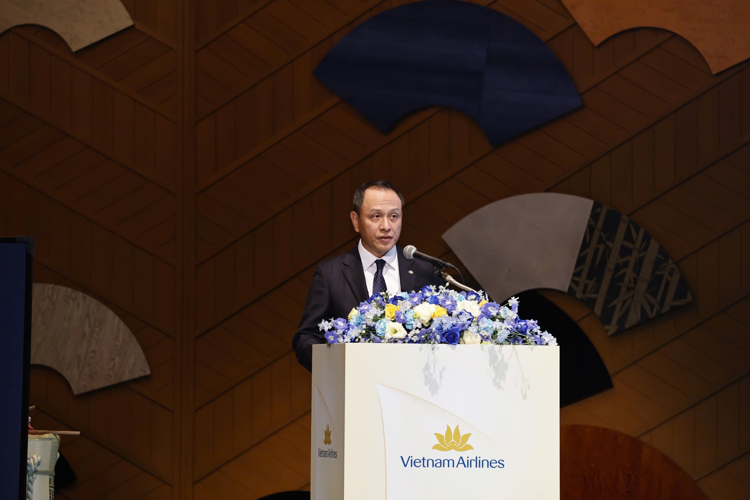 Tổng giám đốc Vietnam Airlines, ông Lê Hồng Hà phát biểu tại buổi lễ.