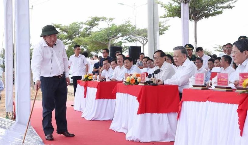 Party General Secretary To Lam was briefed of the Ninh Thuan nuclear power project while visiting the planned site on December 5. (Photo: VNA)