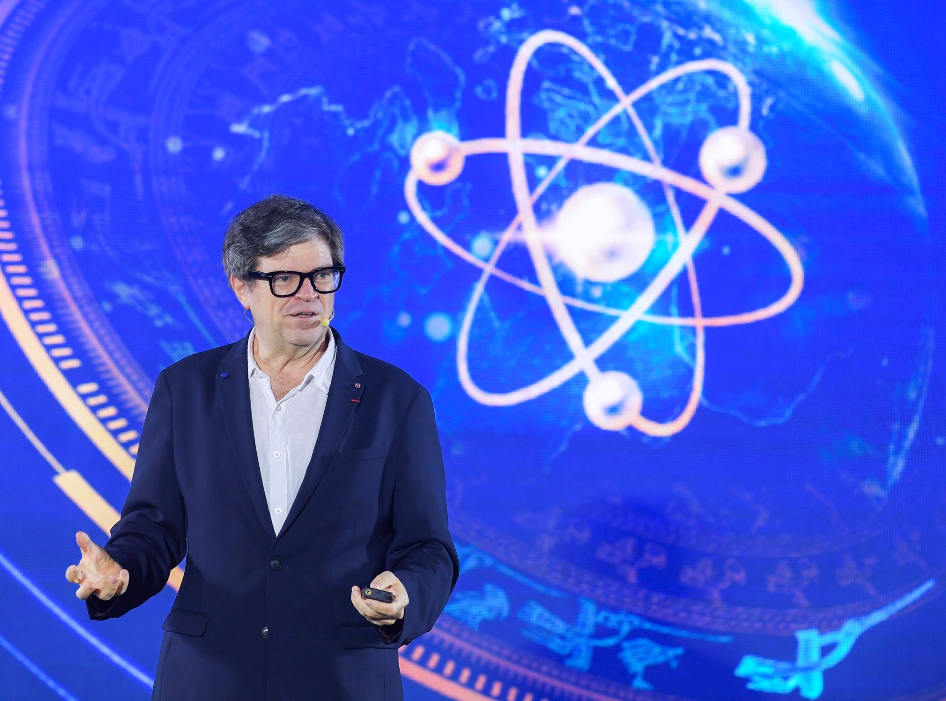 Ông Yann LeCun là một trong những người tiên phong về công nghệ học sâu (deep learning) và mạng nơ-ron tích chập (CNN).