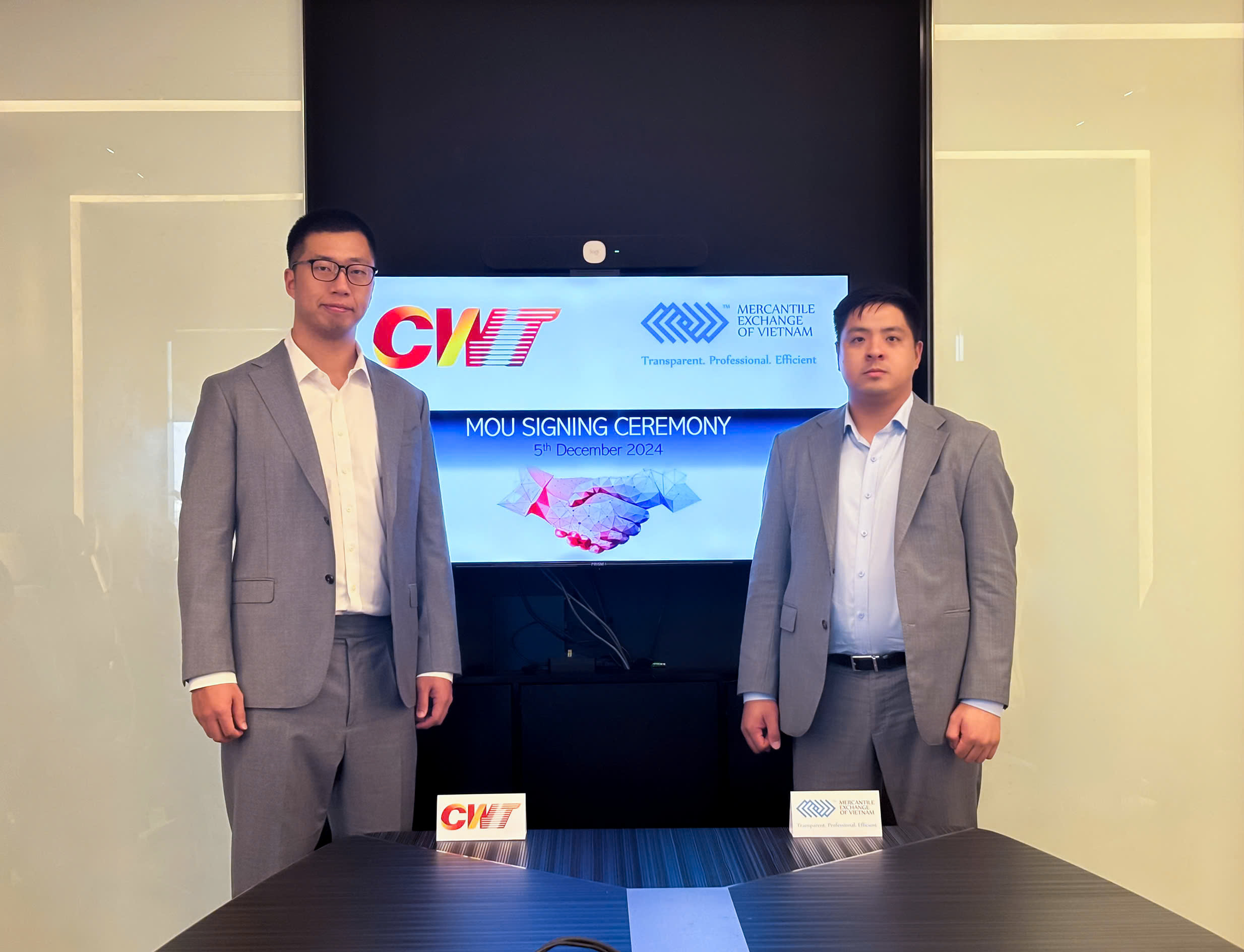 Ông Nguyễn Đức Dũng, Phó Tổng giám đốc MXV (bên phải).