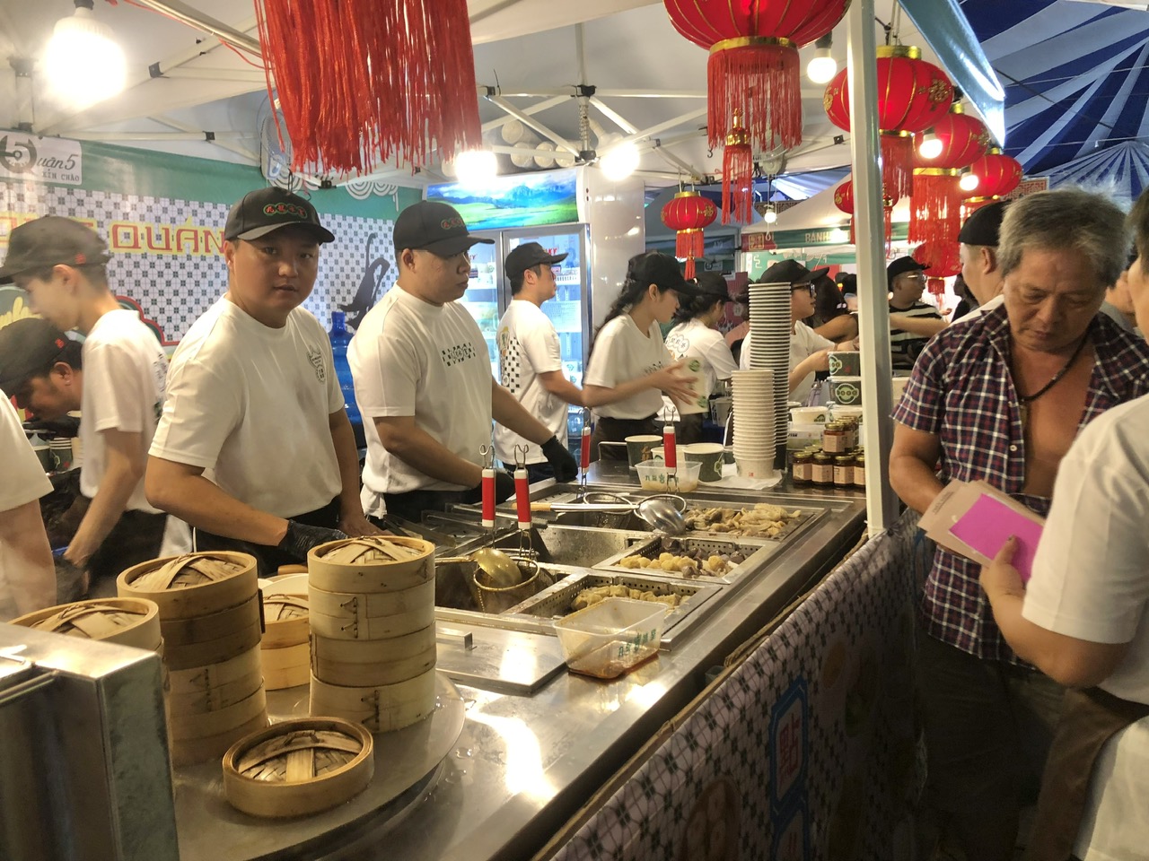 C&aacute;c m&oacute;n ăn đặc trưng người Hoa được đ&ocirc;ng đảo người d&acirc;n t&igrave;m tới thưởng thức tại lễ hội ẩm thực quận 5, TP.HCM - Ảnh: PA.