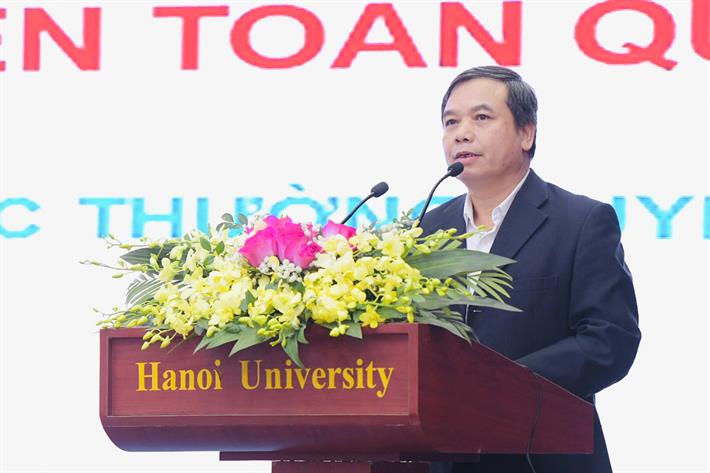 Vụ trưởng Vụ Giáo dục thường xuyên Hoàng Đức Minh báo cáo tại hội nghị. Ảnh: MOET.
