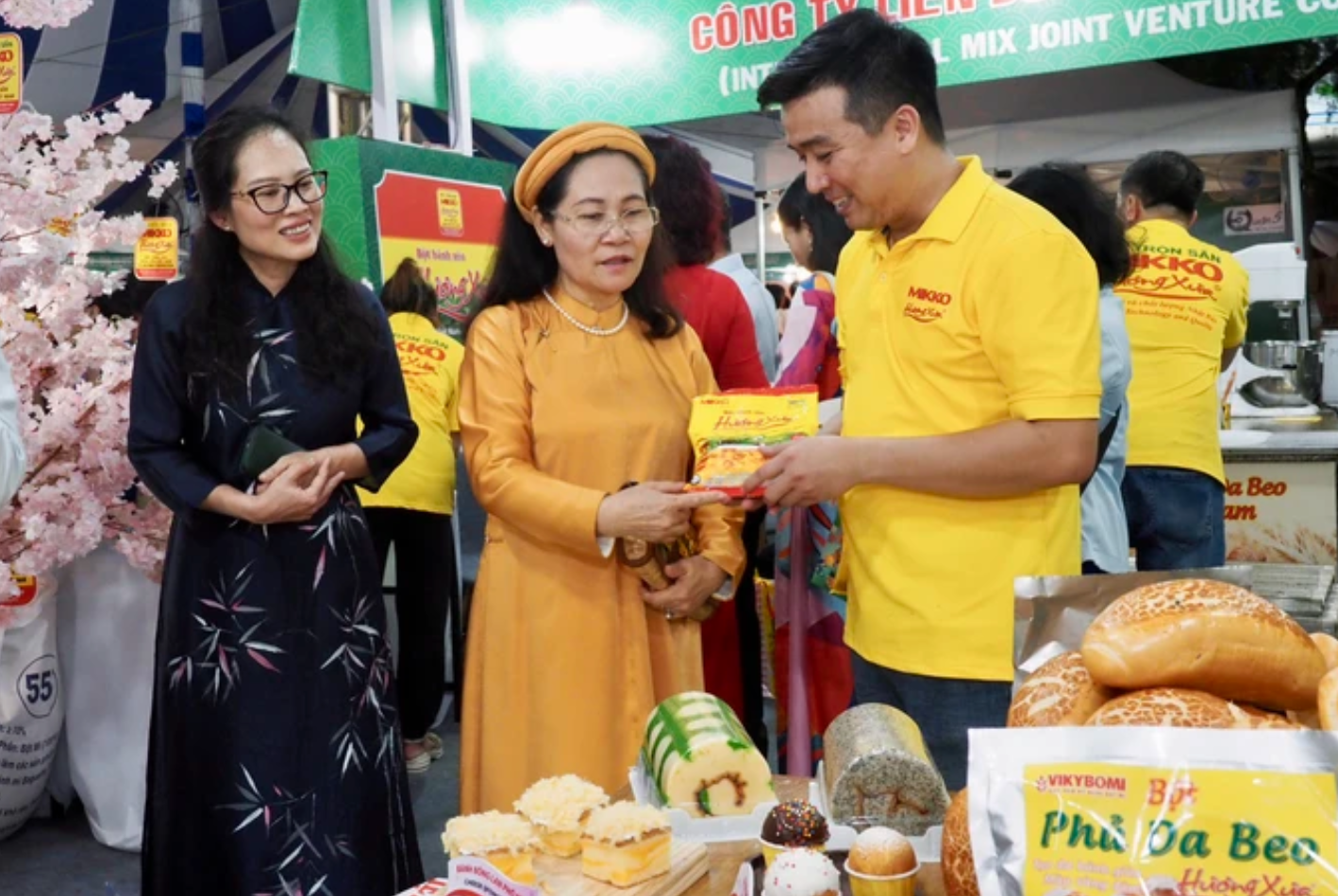 Bà Nguyễn Thị Lệ (áo dài màu vàng), Chủ tịch HĐND TP.HCM, tham dự khai mạc Lễ hội ẩm thực Chợ Lớn Food story lần 2 năm 2024  - Ảnh: PT.