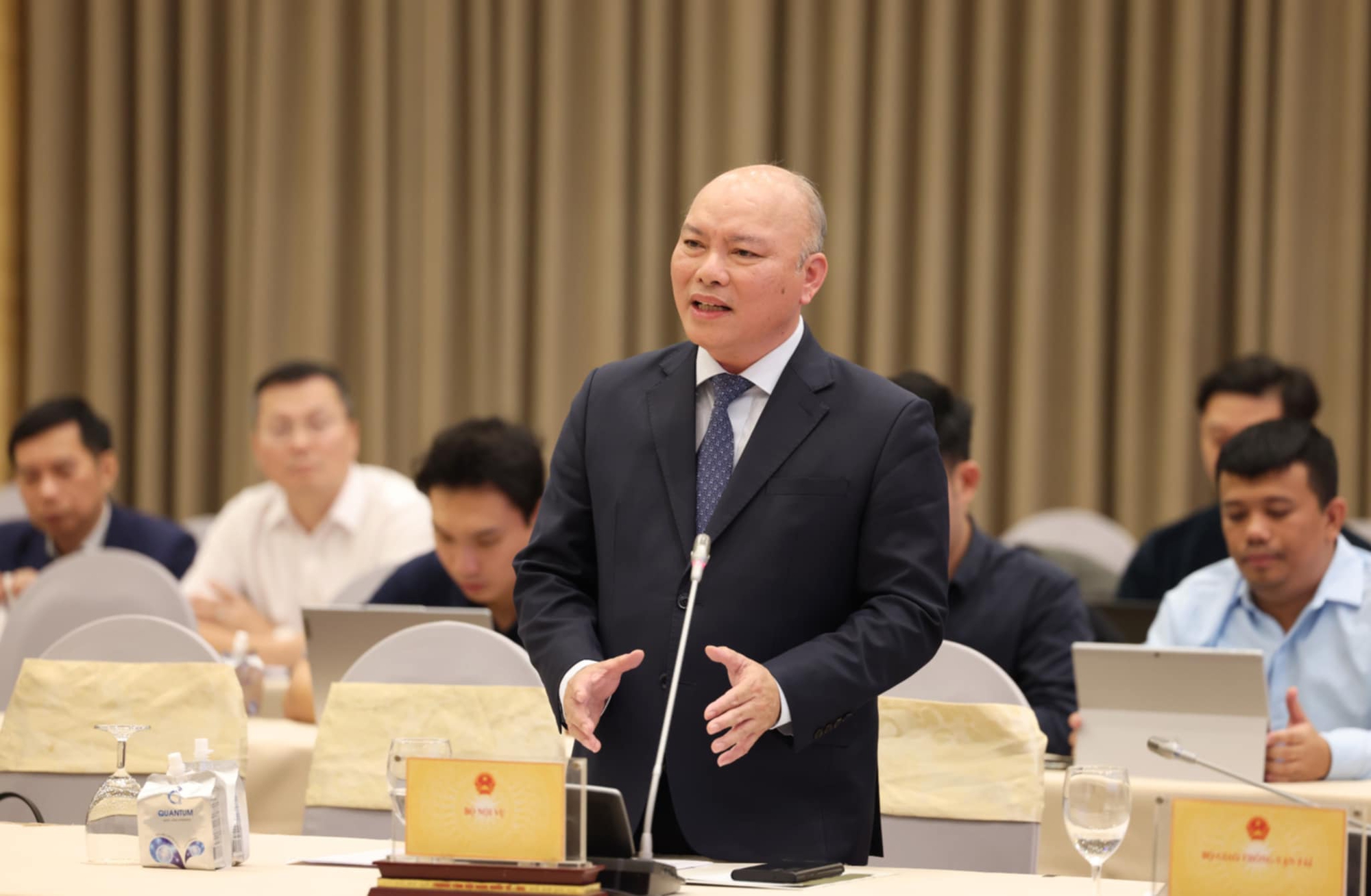 Chánh văn phòng Bộ Nội vụ Vũ Đăng Minh cho biết Bộ đang tập trung làm ngày làm đêm cùng với các bộ ngành để xây dựng phương án sắp xếp, với tinh thần vừa chạy vừa xếp hàng.