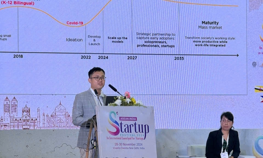Nguyễn Đình Quý, nhà sáng lập startup WorkFlow, trình bày ý tưởng tại lễ hội startup Ấn Độ - ASEAN ở New Delhi hôm 29/11 - Ảnh: Kiều Oanh.