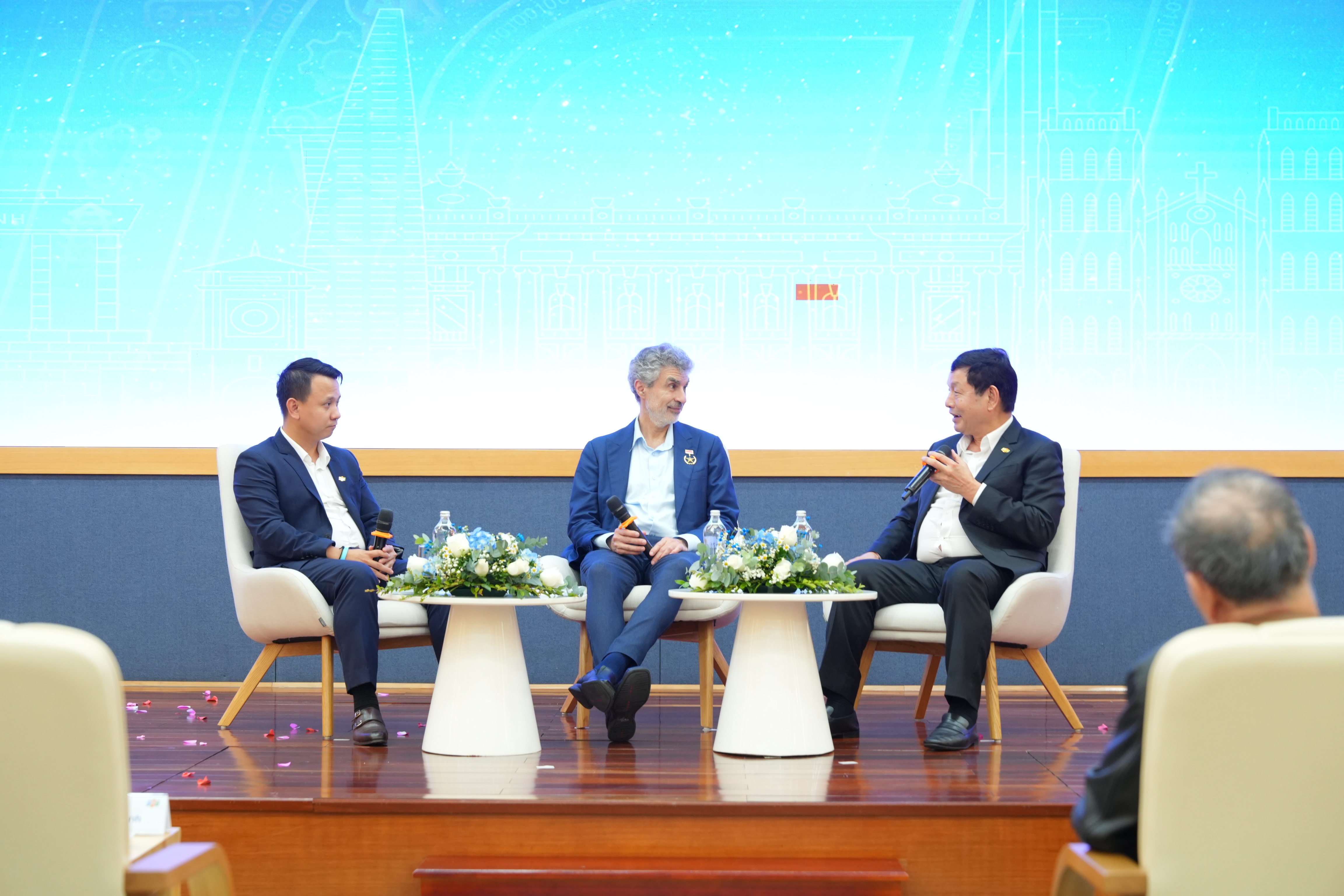 GS Yoshua Bengio và Chủ tịch Tập đoàn FPT Trương Gia Bình cùng trao đổi về vấn đề AI có trách nhiệm.