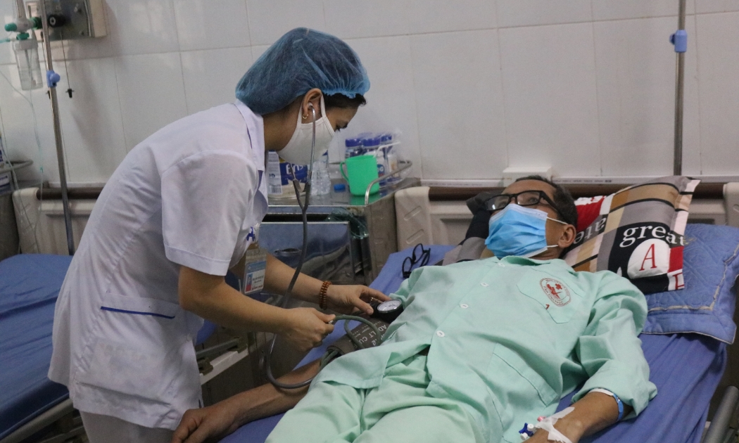 Điều trị cho bệnh nhân bảo hiểm y tế. Ảnh: Duy Nguyễn.