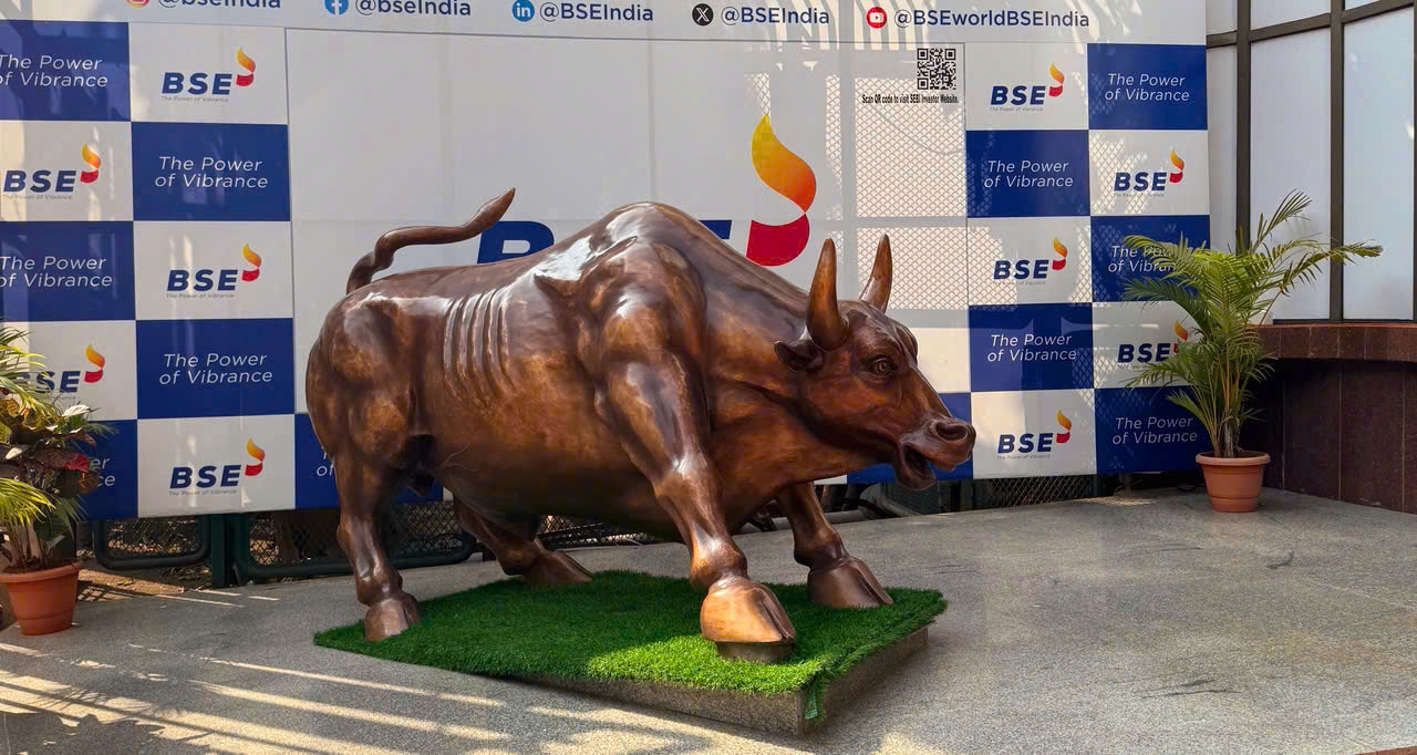 Tượng b&ograve; ở Sở Giao dịch chứng kho&aacute;n Bombay (BSE) ở Mumbai, Ấn Độ - Ảnh: Kiều Oanh.