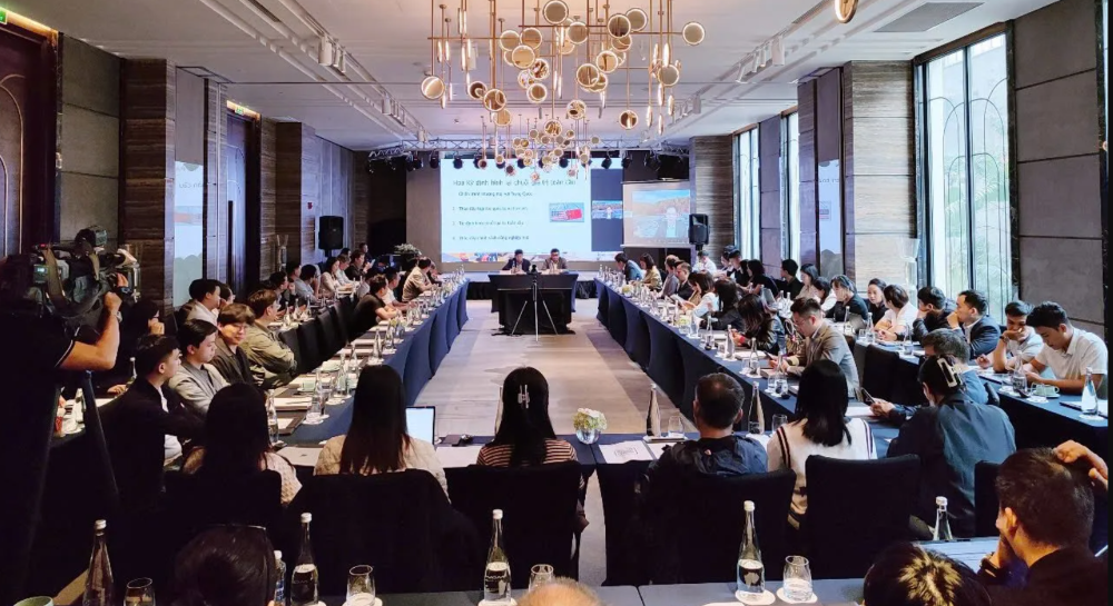 Quang cảnh toạ đ&agrave;m.