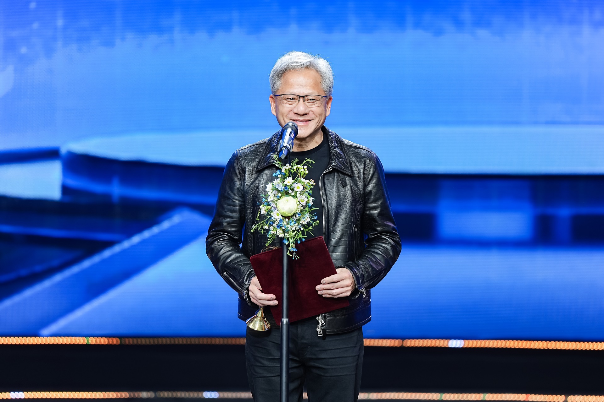 Ông Jen-Hsun Huang, CEO Nvidia, cùng với 4 nhà khoa học, đã được trao Giải thưởng Chính VinFuture 2024, vì những đóng góp đột phá để thúc đẩy sự tiến bộ của học sâu.