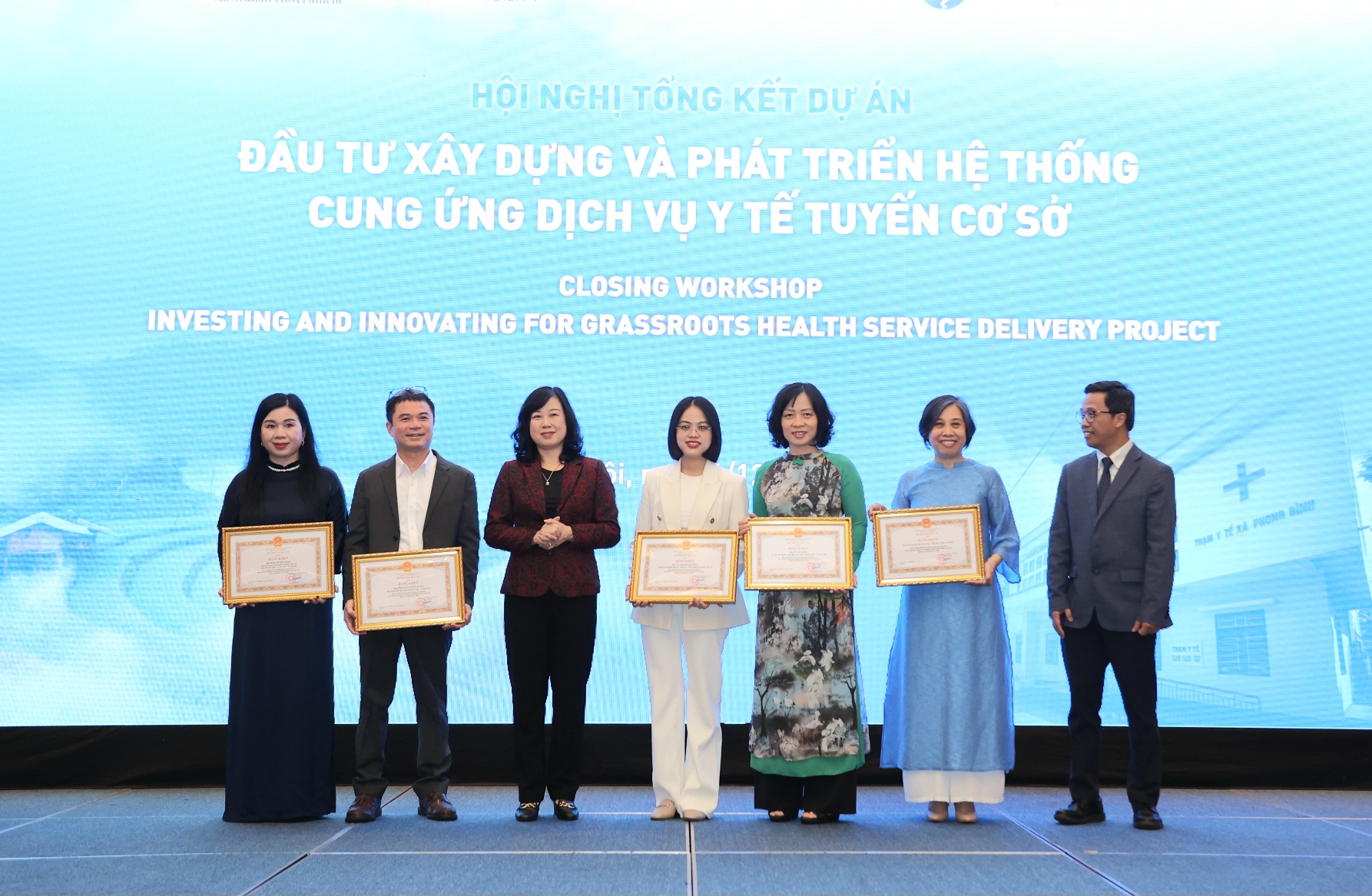 Bộ trưởng Đào Hồng Lan trao tặng Bằng khen của Bộ Y tế cho đại diện Ngân hàng thế giới và Ban Quản lý dự án Trung ương.