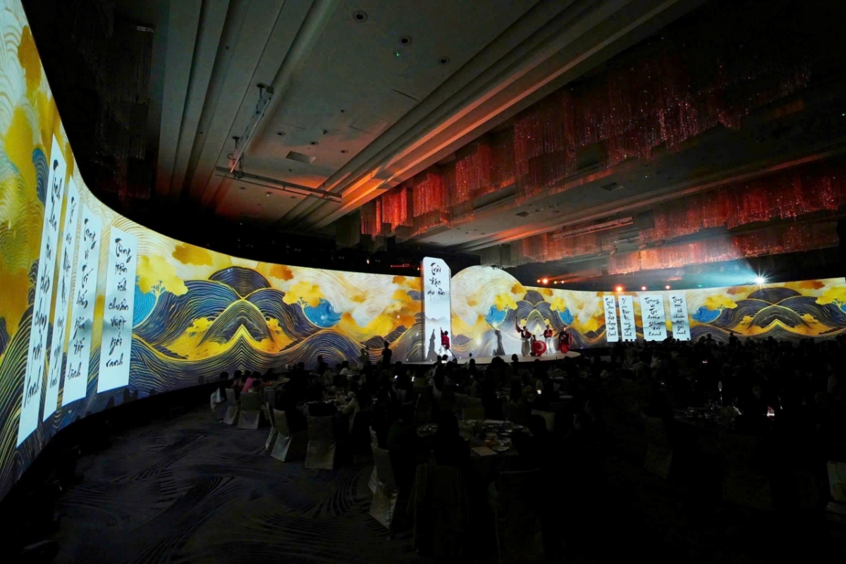 M&agrave;n tr&igrave;nh diễn thư ph&aacute;p ấn tượng thể hiện đặc trưng văn h&oacute;a cho phần giới thiệu dự &aacute;n. (Ảnh: VCRE).