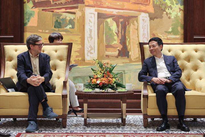 Minister Nguyen Manh Hung receives Prof. Yann LeCun, Vice President of Meta on December 6.